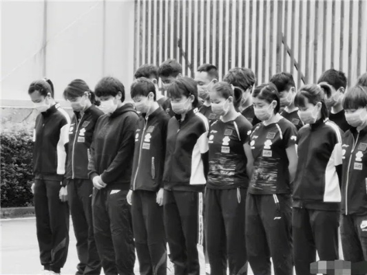 混团世界杯赛场肃立致哀！国乒全体为香港火灾遇难者默哀，孙颖莎低头凝神，王楚钦神情肃穆